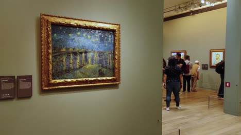 Van-Gogh-Pintando-Le-Louvre-Dentro-De-La-Galería-Del-Museo-De-Orsay-En-París