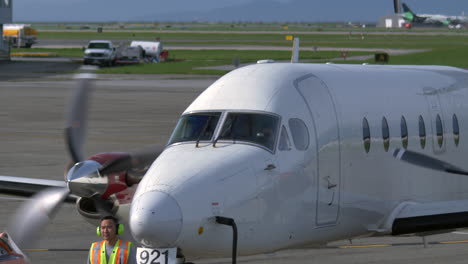 Passagierflugzeug-Startbereit-Auf-Dem-Flugplatz-Des-Internationalen-Flughafens-Von-Vancouver-Mit-Bodenpersonal-Im-Vordergrund