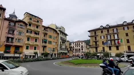 Coloridos-Edificios-Y-Tráfico-En-Santa-Margherita-Ligure-Italia