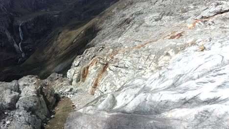 Ein-Schmelzender-Gletscher-In-Den-Anden-Von-Peru-Bildet-Einen-Fluss,-Der-Durch-Das-Tal-Fließt---Luftaufnahme