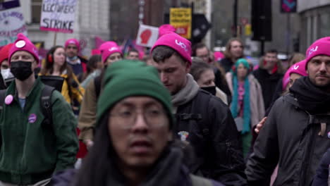 Eine-Zeitlupenaufnahme-Von-Menschen-Mit-Rosa-Hüten,-Die-Zu-Einem-Protest-Zur-Unterstützung-Des-Streiks-Der-Universitäts--Und-Hochschulgewerkschaften-Marschieren