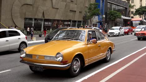 Volkswagen-Karmann-Ghia-Tc-Amarillo-Durante-El-Desfile-En-La-Avenida-Paulista-En-Sao-Paulo,-Brasil
