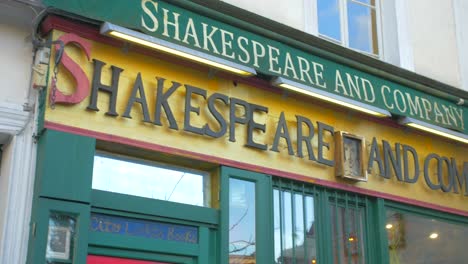 Vintage-Schaufenster-Von-Shakespeare-And-Company-Im-Quartier-Latin-In-Paris,-Frankreich