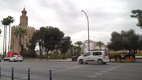 Straßenansicht-In-Richtung-Des-Berühmten-Torre-Del-Oro-In-Sevilla,-Spanien-Mit-Autoverkehr