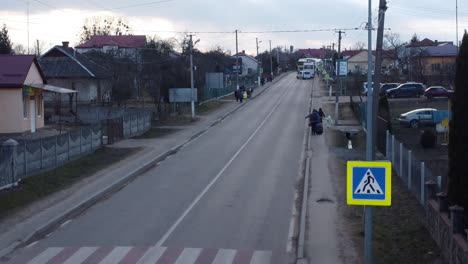 Una-Vista-Aérea-De-Refugiados-Caminando-Hacia-La-Frontera-Nacional-Polaca,-Donde-Los-Autobuses-También-Esperan-Para-Cruzar-Mientras-La-Gente-Huye-De-La-Invasión-Rusa-De-Ucrania