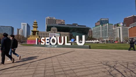 "I-Seoul-U"-sign-in-front-of-City-Hall-with-people-walking-time-lapse