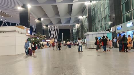 Time-lapse-personas-En-La-Entrada-De-Llegada-Del-Aeropuerto-Internacional-De-Bengaluru