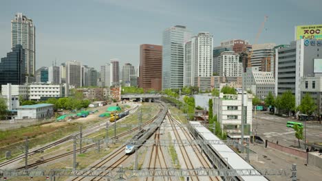 Ktx-Schneller-Personenzug-Kommt-Im-Seoul-Station-Depot-An,-Stadtskylinepanorama-Gegen-Blauen-Himmel