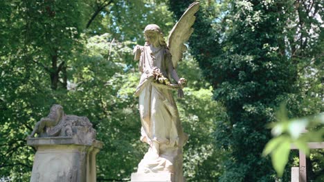 Stone-statue-as-decorated-gravestone-on-the-graveyard-in-Munich