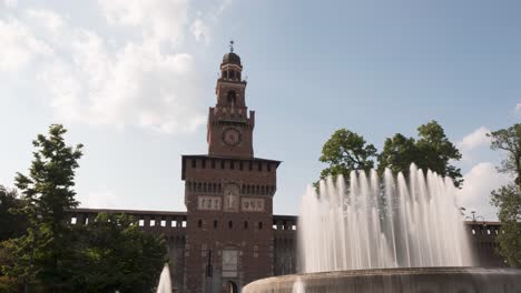 Zeitraffer-Des-Schlosses-Sforza,-Schöne-Aussicht-Auf-Den-Großen-Brunnen-Und-Den-Turm-Mit-Uhrenhintergrund-Am-Sonnigen-Tag-Mit-Wolken,-Mailand,-Lombardei,-Italien