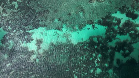 Imágenes-De-Drones-Vista-Superior-Aérea-Del-Mar-Abierto-En-Un-Día-Soleado