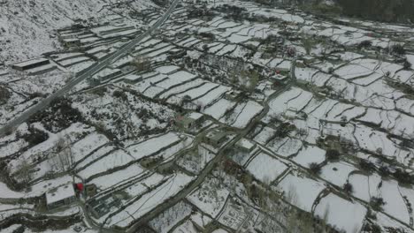 Im-Winter-Ist-Die-Ganze-Stadt-Mit-Eis-Bedeckt-Und-Dies-Wird-Mit-Einer-Drohne-Gefilmt
