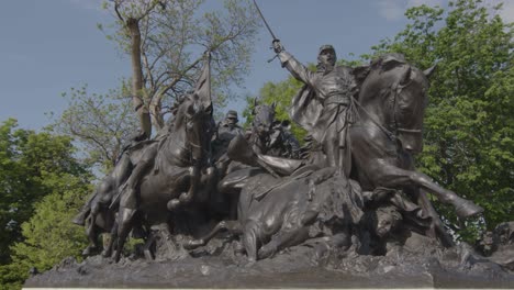 A-civil-war-statue-in-Washington,-DC-depicting-a-fighting-scene