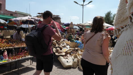 Turistas-Caminando-En-El-Mercado-Al-Aire-Libre-En-El-Casco-Antiguo-De-Medina,-Marrakech