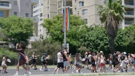 Menschenmassen,-Die-Bei-Der-Pride-Parade-Am-10.-Juni-2022-In-Tel-Aviv-Auf-Der-Straße-Spazieren-Gehen