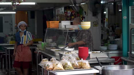 Gente-Trabajando-En-Un-Pequeño-Restaurante-En-Bangkok