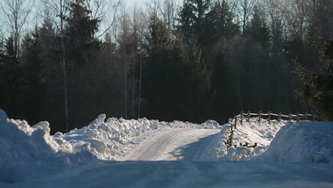 Stetiger-Schuss-Der-Verschneiten-Straße-Im-Winter