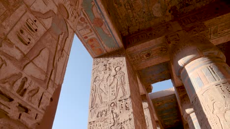 Colourful-hieroglyphs-on-the-roof-in-Habu-Temple-in-Luxor,-Egypt