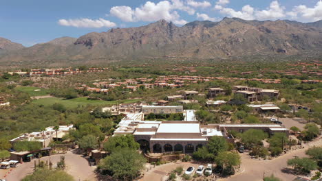 Luxury-Tucson-Arizona-hotel-in-Catalina-Foothills-with-Catalina-mountains-in-view,-drone-4k