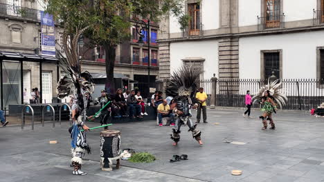 Toma-En-Cámara-Lenta-De-Bailarines-Tradicionales-En-El-Centro-De-La-Ciudad-De-México-México