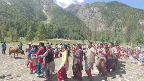 Eine-Gruppe-Indischer-Himachali-kinnauri-frauen,-Die-Volkslieder-Singen-Und-Fest-Pori-Auf-Wiesen-Feiern,-Die-Von-Der-Himalaya-bergkette-Umgeben-Sind