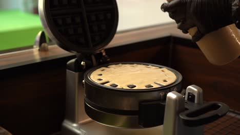 Dough-on-waffle-maker-oster-gofrera-and-closing-in-slow-motion