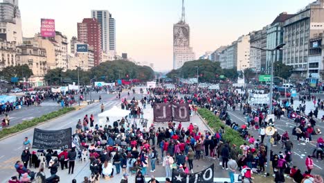 Streikposten-In-Der-Avenue-9-De-Julio-Verursachen-Verkehrsstörungen,-Buenos-Aires