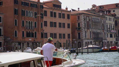 Wassertaxifahrer-Auf-Dem-Canal-Grande-In-Venedig,-Italien---Pov