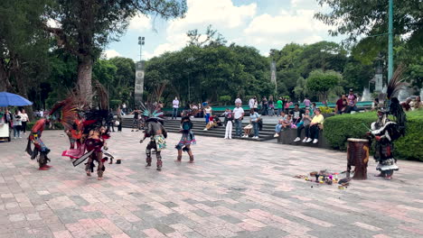 Aufnahme-Eines-Traditionellen-Aztekischen-Tanzes-In-Mexiko-Stadt