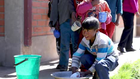 Nach-Der-Mittagspause-Spülen-Die-Kinder-Einer-Schule-In-Den-Bolivianischen-Anden-Ihre-Tassen-Und-Löffel