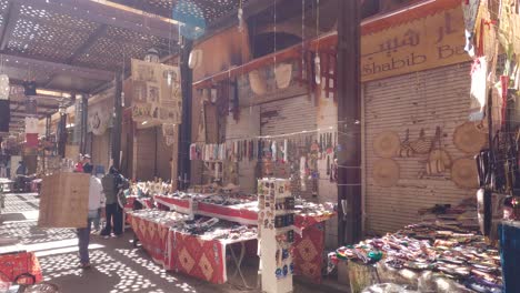 Souvenirs-and-local-products-shops-on-charming-market-in-Luxor,-Egypt