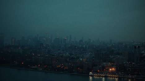 Surreale-Skyline-Von-Manhattan-Nyc-In-Einem-Sehr-Dunstigen-Sonnenuntergang-In-4k