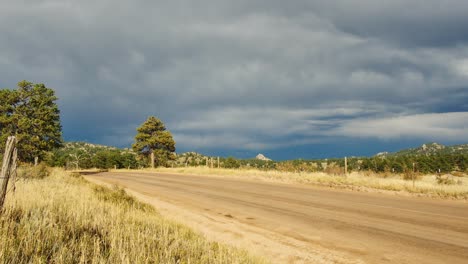 Un-Camino-De-Tierra-En-El-Campo-De-Colorado-Mientras-Las-Nubes-De-Tormenta-Comienzan-A-Llegar