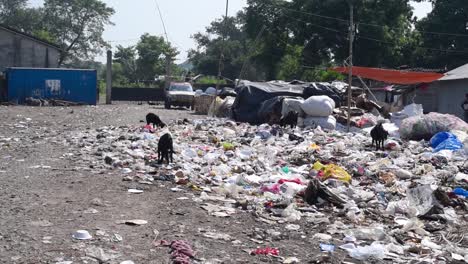 Armes-Slumgebiet-In-Der-Nähe-Von-Müll-Oder-Abfall-Und-Deponie-In-Indien