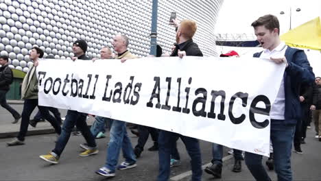 Uk-März-2018---Demonstranten-Marschieren-Mit-Einem-Banner-Der-Rechtsextremen-Gruppe-Fußball-Lads-Alliance-In-Birmingham