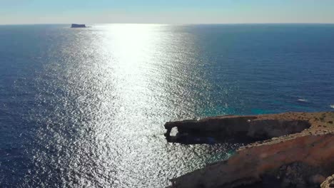 Drone-Disparó-Sobre-Rocas-En-La-Naturaleza-Y-Hacia-Una-Ventana-De-Piedra-Natural-En-El-Mar-Mediterráneo-De-Malta-2