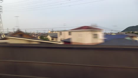 Der-Blick-Auf-Tokio,-Der-Aus-Dem-Shinkansen-hochgeschwindigkeitszug-Herausfährt