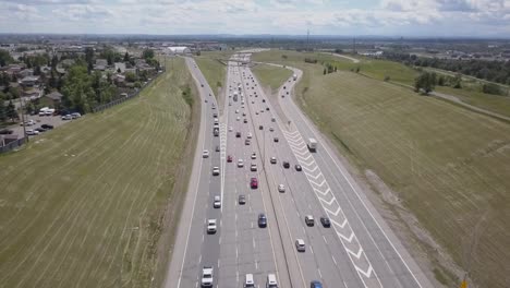 Una-Autopista-Urbana-Con-Tráfico-Y-Espacios-Verdes