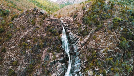 Luftaufnahme-Eines-Wasserfalls-In-Tasmanien