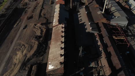 Rusty-old-smokestack-industry-steel-mill-in-Pueblo,-Colorado,-USA