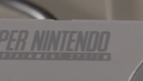 Logo-Auf-Vintage-Super-Nintendo-Controller-Folie-Rechts