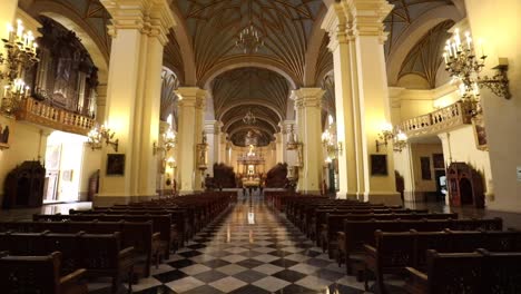 inside-of-lima-cathedral