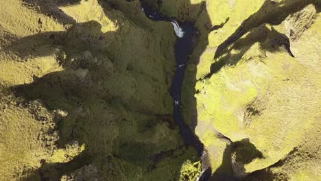 Eine-Luftaufnahme-Einer-Schlucht-Von-Oben-In-Island
