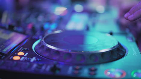 DJ-Live-Mixing-Auf-Einer-Party-Mit-Einem-Mixer-Und-Einem-Digitalen-Plattenspieler