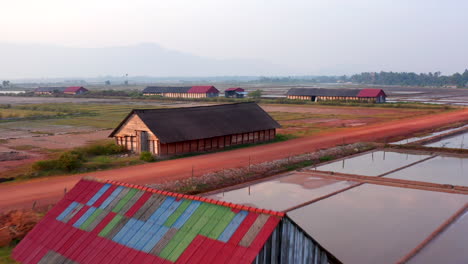 Drohne-Fliegt-Hoch-über-Dörfer,-Bauernhöfe-Und-Salzplantagen-Im-Ländlichen-Kambodscha