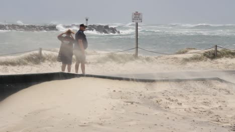 Ein-älteres-Ehepaar-Kommt,-Um-Sich-Die-Schäden-An-Der-Küste-Durch-Einen-Kürzlichen-Zyklon-Anzusehen