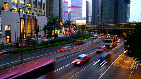 Hong-Kong---Alrededor-Del-Lapso-De-Tiempo-De-La-Carrera-De-Tráfico-De-Automóviles-Y-Autobuses-De-Hong-Kong-Entre-La-Construcción-En-El-Concepto-De-Paisaje-Urbano,-Urbano,-Tráfico,-Carrera-De-Ratas,-Prisa,-Vida-De-La-Ciudad