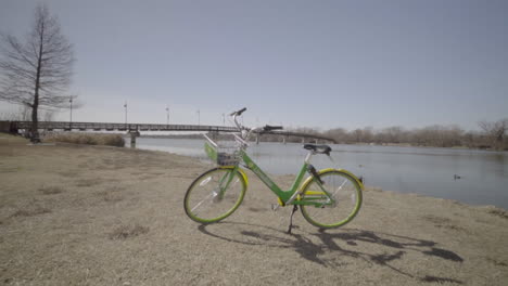Dies-Ist-Eine-Sich-Bewegende-Push-in-Aufnahme-Eines-Grünen-Fahrrads