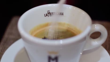 Zucker-In-Eine-Weiße-La-Messicana-Tasse-Kaffee-Geben