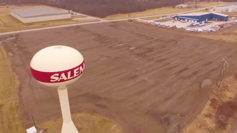 Aerial-drone-hd-footage-of-the-water-tower-located-in-rural-Salem,-IL